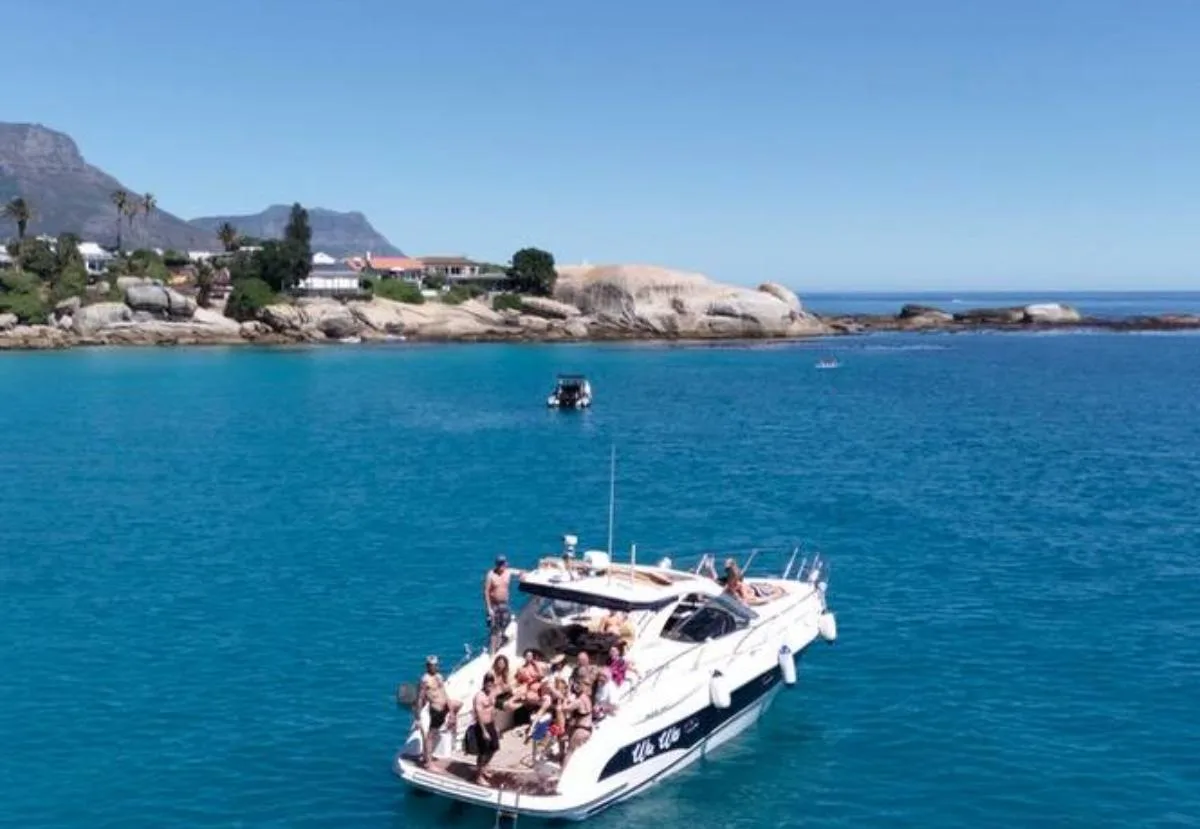 Wu Wei at anchor off Clifton with a full group on deck
